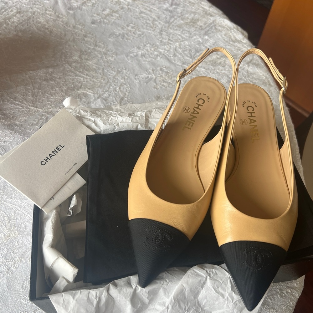 Chanel sling back flats size 40 fit is more for size 39 - Picture 2 of 3